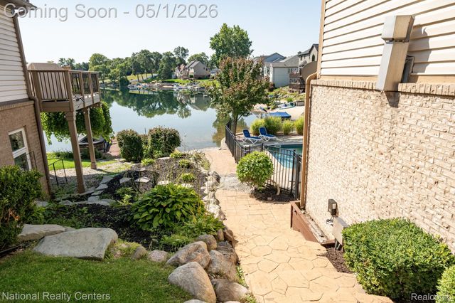 542 Bay Pointe Drive, Oxford Village, MI 48371
