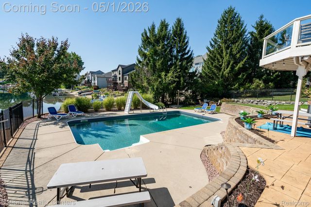 542 Bay Pointe Drive, Oxford Village, MI 48371