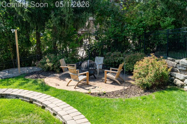 542 Bay Pointe Drive, Oxford Village, MI 48371