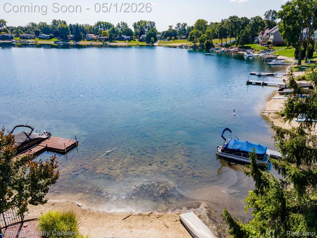 542 Bay Pointe Drive, Oxford Village, MI 48371