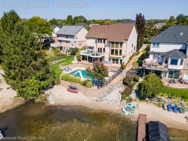 542 Bay Pointe Drive, Oxford Village, MI 48371