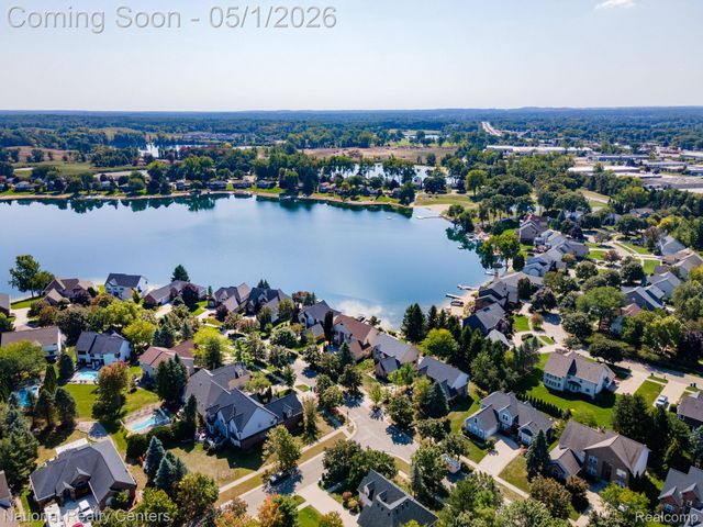 542 Bay Pointe Drive, Oxford Village, MI 48371