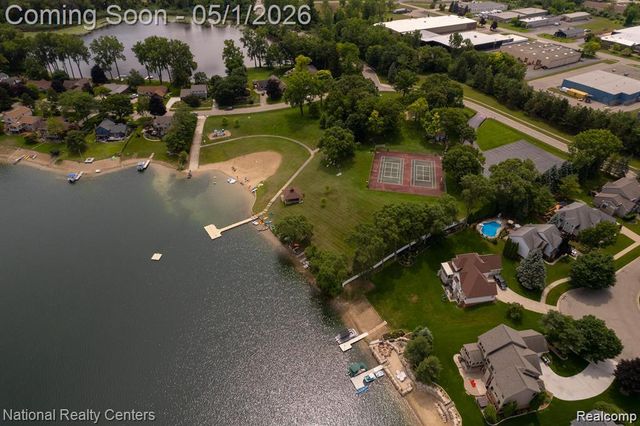 542 Bay Pointe Drive, Oxford Village, MI 48371