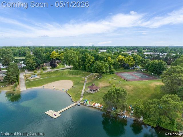 542 Bay Pointe Drive, Oxford Village, MI 48371