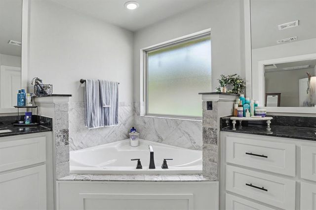 8201 Lambert Way, Edmond, OK 73034