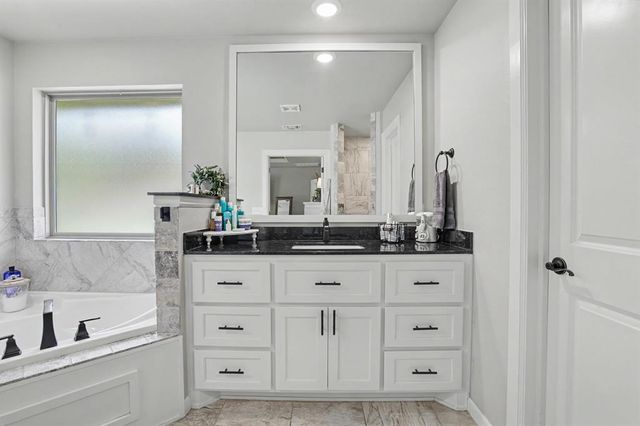 8201 Lambert Way, Edmond, OK 73034
