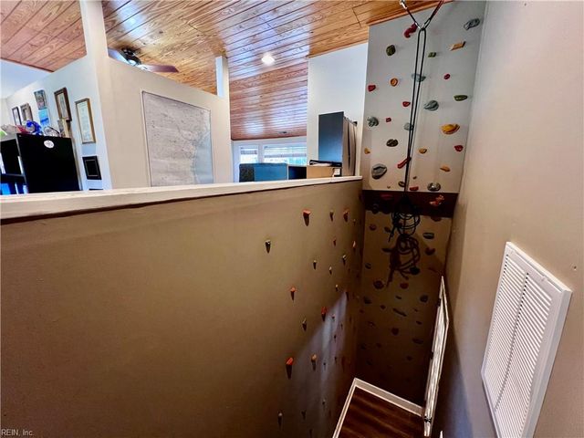 2012 Oak Leaf LN, Virginia Beach, VA 23455