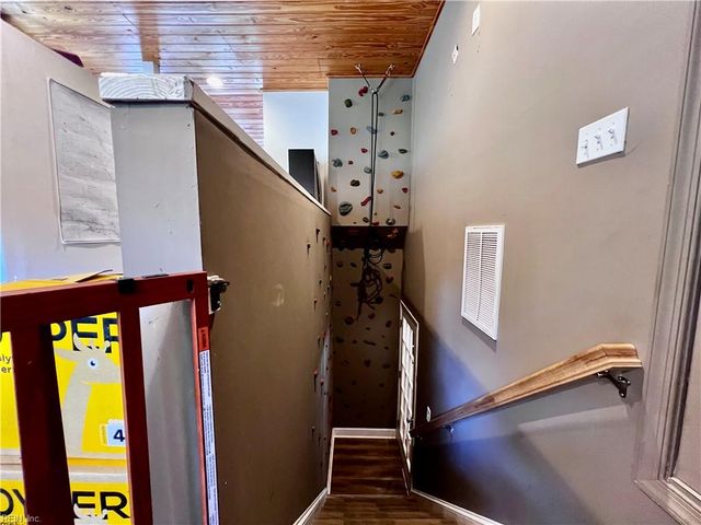 2012 Oak Leaf LN, Virginia Beach, VA 23455