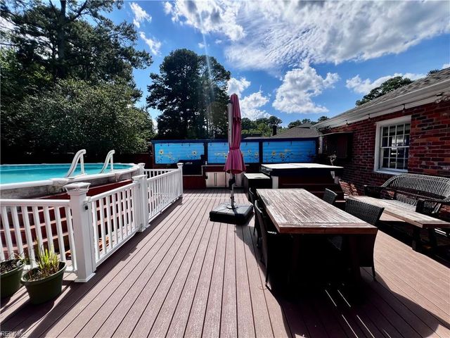 2012 Oak Leaf LN, Virginia Beach, VA 23455