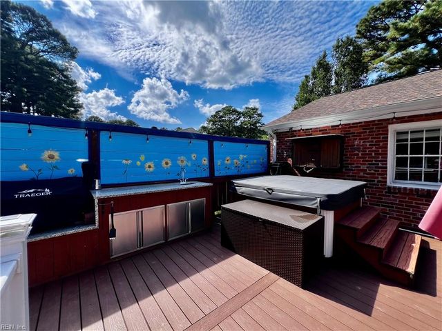 2012 Oak Leaf LN, Virginia Beach, VA 23455