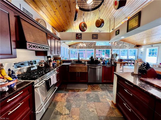 2012 Oak Leaf LN, Virginia Beach, VA 23455