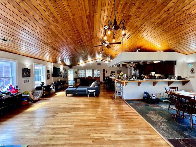 2012 Oak Leaf LN, Virginia Beach, VA 23455