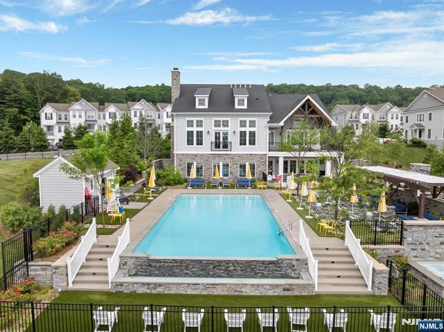 121 Sequoia Drive, Cedar Grove, NJ 07009