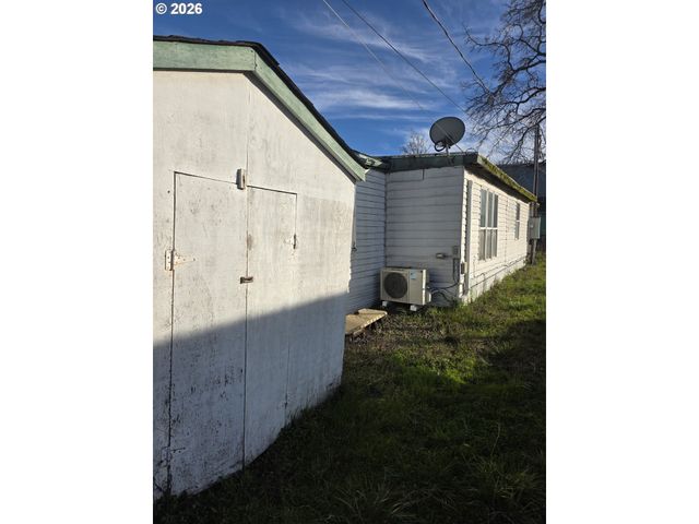 463 Se GREGORY Dr, Winston, OR 97496