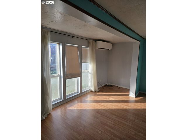 463 Se GREGORY Dr, Winston, OR 97496