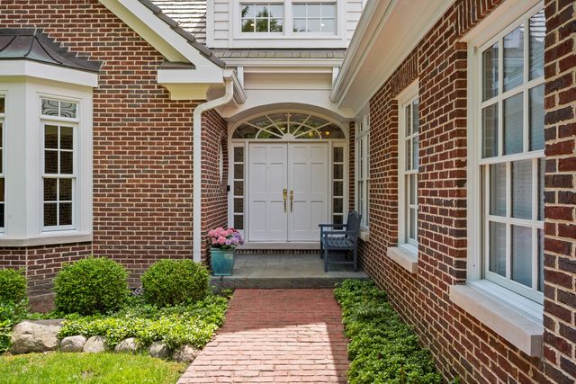 861 Gloucester Crossing, Lake Forest, IL 60045