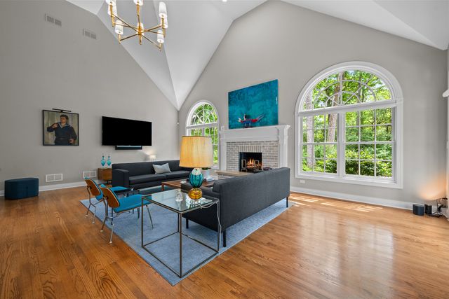 861 Gloucester Crossing, Lake Forest, IL 60045
