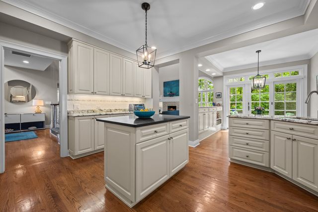 861 Gloucester Crossing, Lake Forest, IL 60045