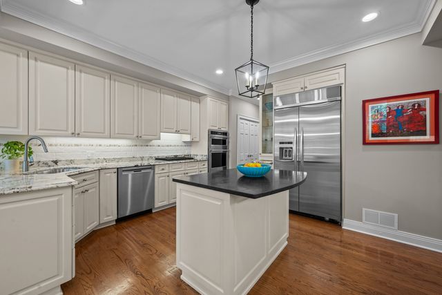 861 Gloucester Crossing, Lake Forest, IL 60045