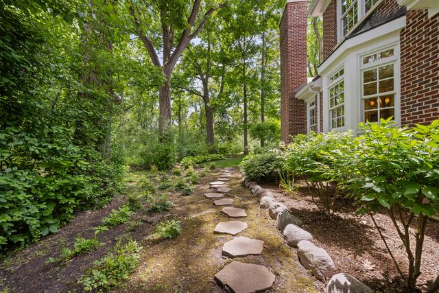 861 Gloucester Crossing, Lake Forest, IL 60045