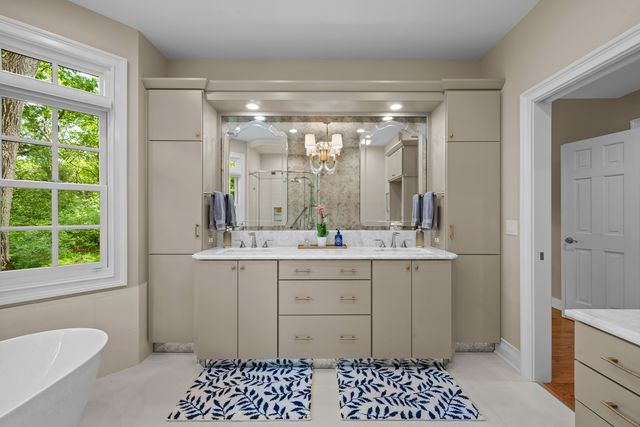861 Gloucester Crossing, Lake Forest, IL 60045