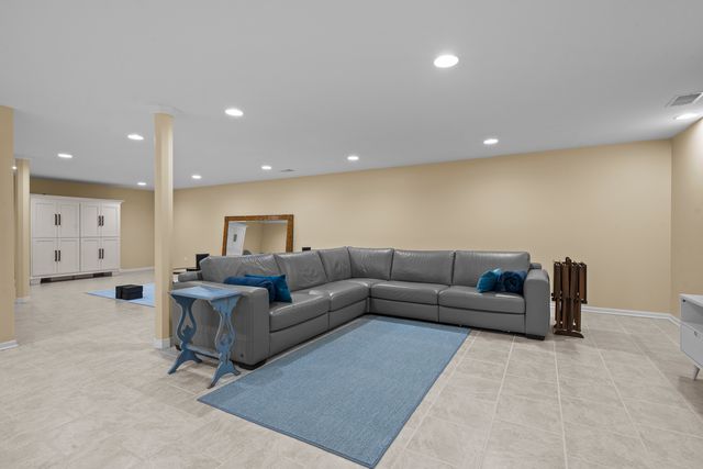 861 Gloucester Crossing, Lake Forest, IL 60045