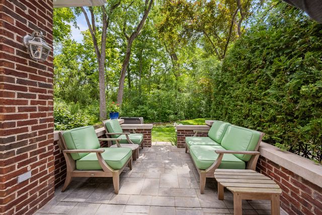 861 Gloucester Crossing, Lake Forest, IL 60045