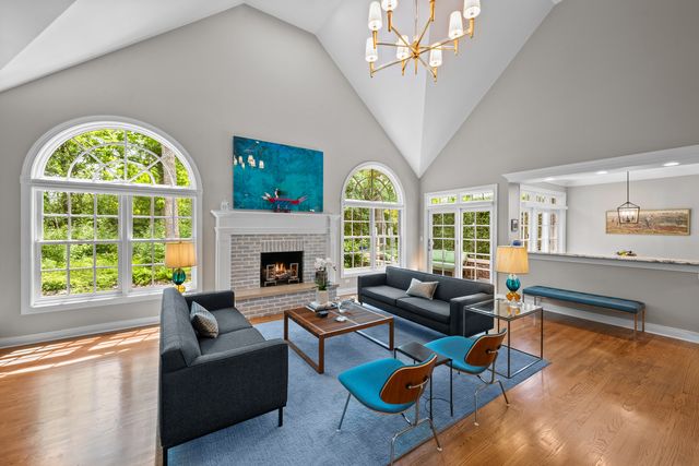 861 Gloucester Crossing, Lake Forest, IL 60045