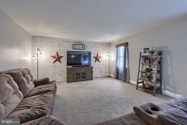 745 THOMAS ARMOR DR, Windsor, PA 17366