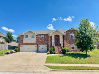 1207 West Millpond Drive, Ozark, MO 65721