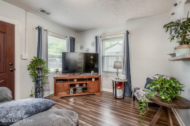 4618 Grandview Dr, Louisville, KY 40216
