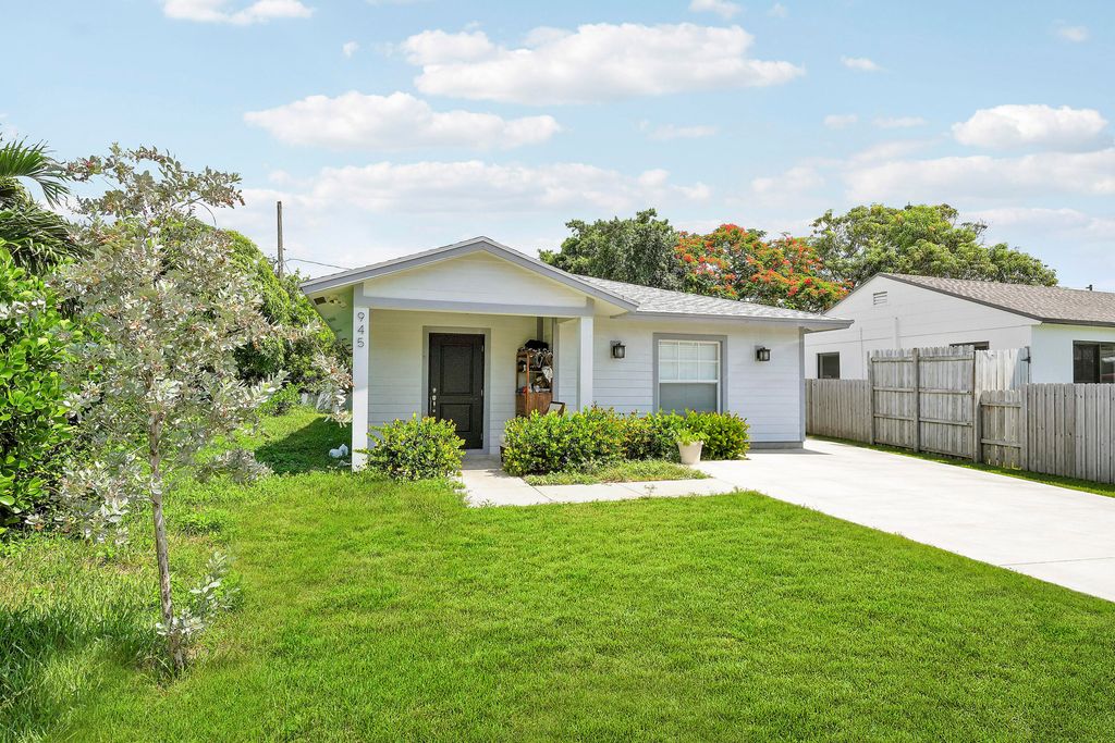 945 32ND Street, West Palm Beach, FL 33407