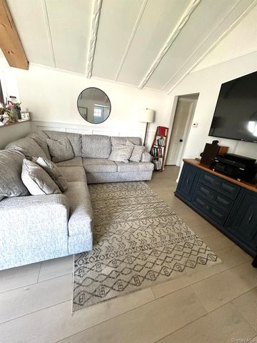 800 S 6th Street, Lindenhurst, NY 11757