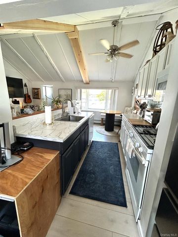 800 S 6th Street, Lindenhurst, NY 11757