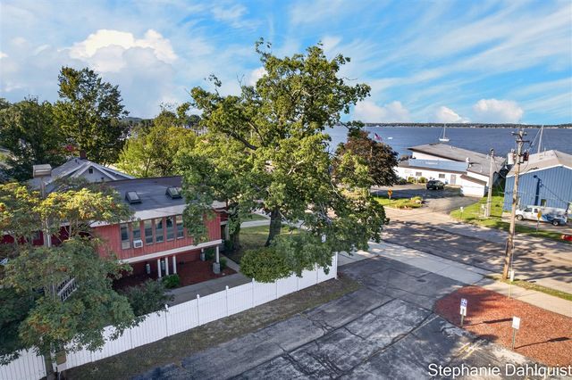 3135 Lakeshore Drive, Muskegon, MI 49441