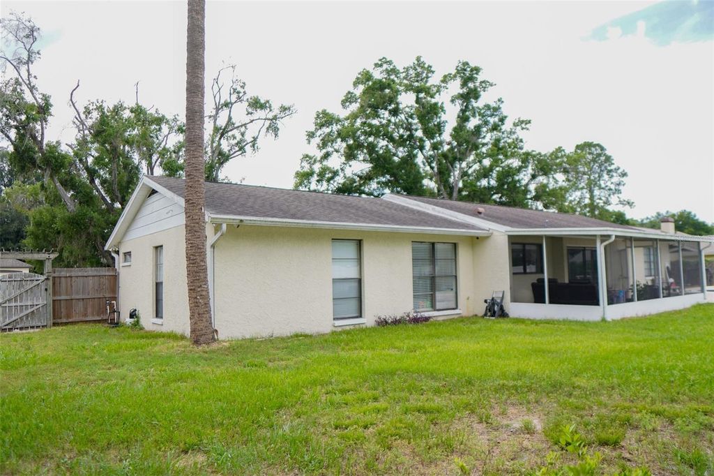 Image 12 of property listing at 13603 WESTSHIRE DRIVE, Tampa, FL 33618
