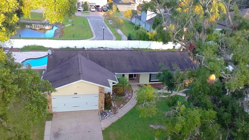 Image 4 of property listing at 13603 WESTSHIRE DRIVE, Tampa, FL 33618