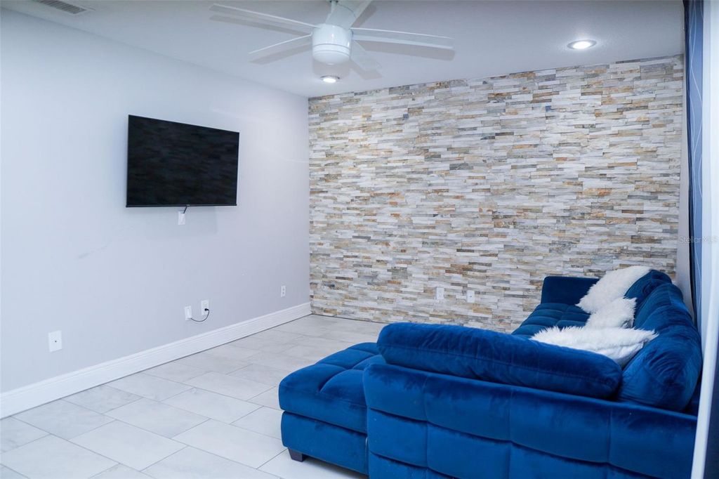 Image 31 of property listing at 13603 WESTSHIRE DRIVE, Tampa, FL 33618