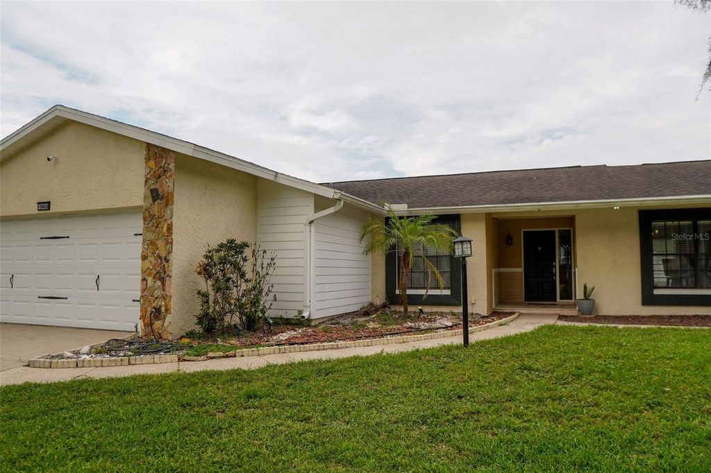 Image 5 of property listing at 13603 WESTSHIRE DRIVE, Tampa, FL 33618