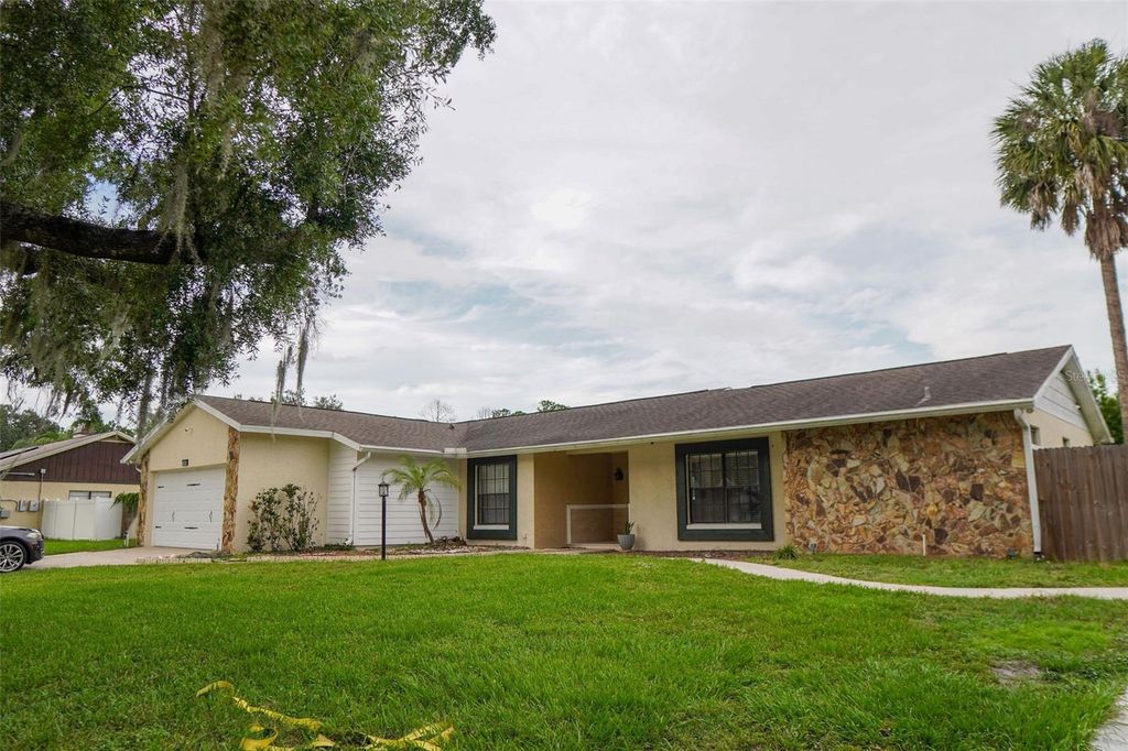 Image 6 of property listing at 13603 WESTSHIRE DRIVE, Tampa, FL 33618
