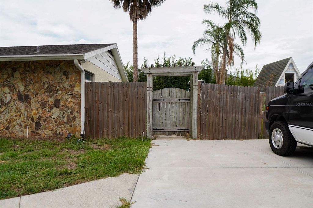 Image 7 of property listing at 13603 WESTSHIRE DRIVE, Tampa, FL 33618