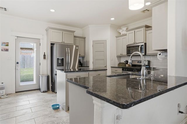 913 SW 80th St, Lawton, OK 73505