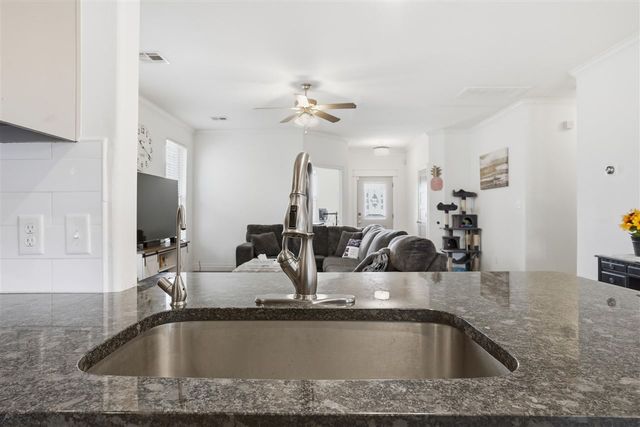 913 SW 80th St, Lawton, OK 73505