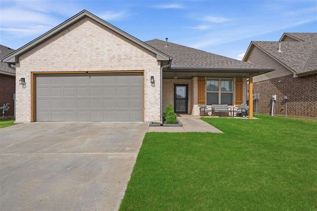 913 SW 80th St, Lawton, OK 73505