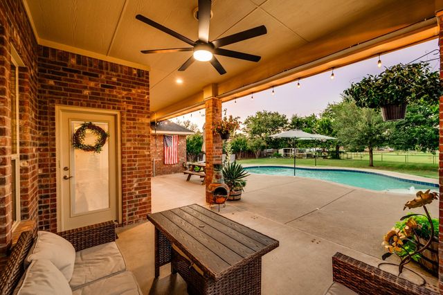 409 Emerald Court, Burleson, TX 76028