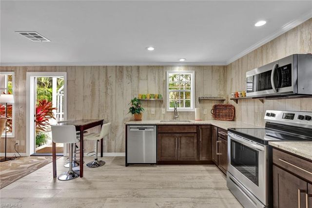 255 2nd AVE N, Naples, FL 34102