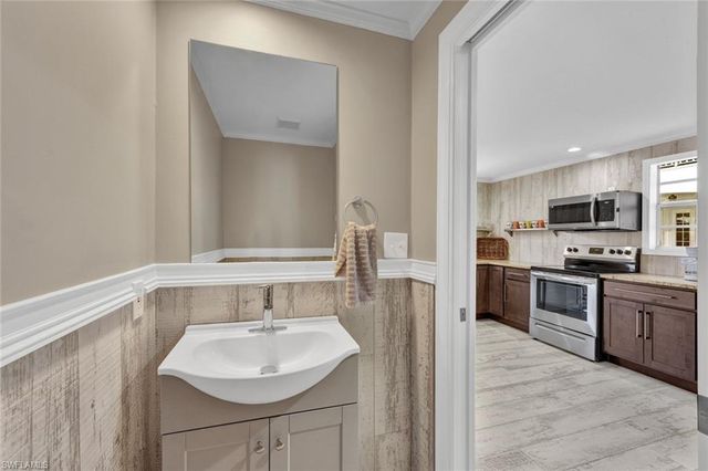 255 2nd AVE N, Naples, FL 34102