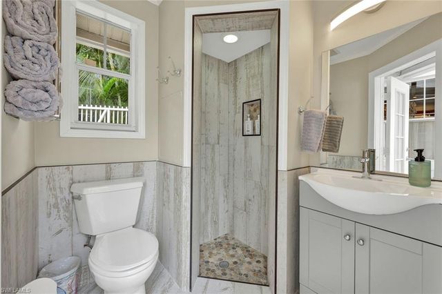 255 2nd AVE N, Naples, FL 34102