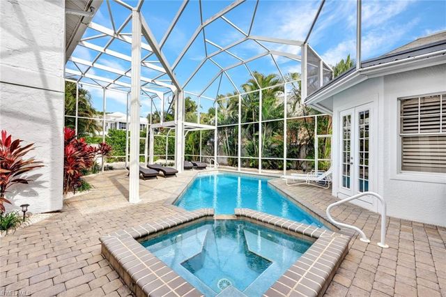 255 2nd AVE N, Naples, FL 34102