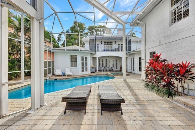 255 2nd AVE N, Naples, FL 34102